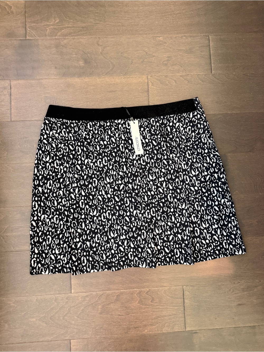 NWT Chico's Zenergy UPF Neema Pleated Black Leopard Print Skort 12 Chicos 2